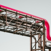 Fernwärmeleitungen mit rot markierten Rohren symbolisieren Wärmenetz-Infrastruktur