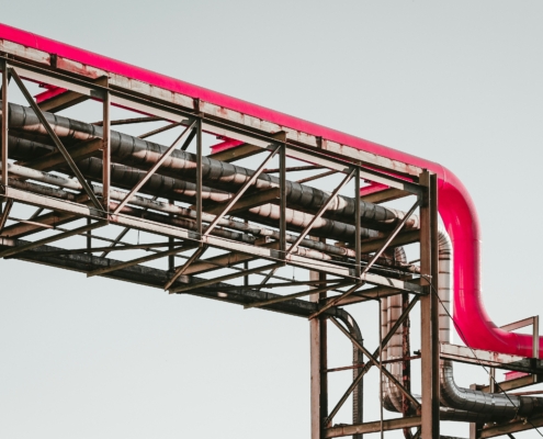 Fernwärmeleitungen mit rot markierten Rohren symbolisieren Wärmenetz-Infrastruktur