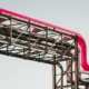 Fernwärmeleitungen mit rot markierten Rohren symbolisieren Wärmenetz-Infrastruktur