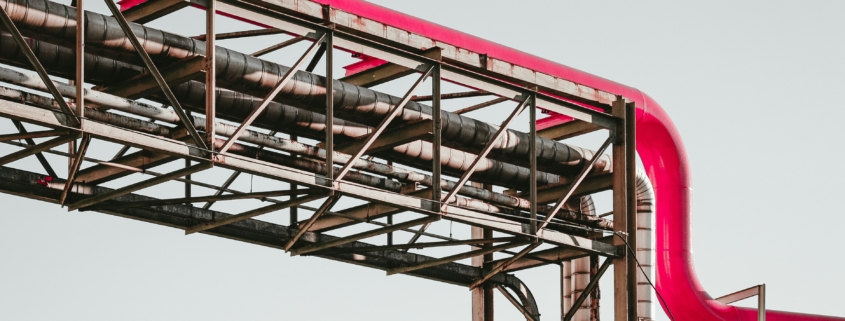 Fernwärmeleitungen mit rot markierten Rohren symbolisieren Wärmenetz-Infrastruktur